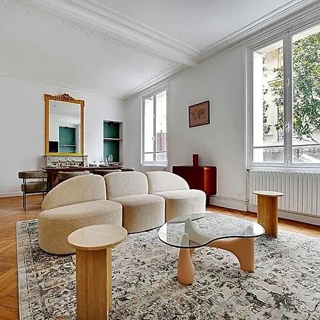 Elegant In Neuilly-sur-seine A Charming Retreat * Parijs