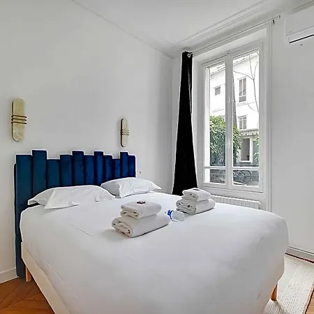 Elegant In Neuilly-sur-seine A Charming Retreat Parijs